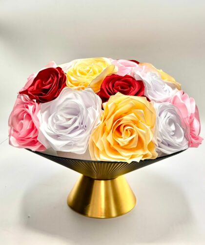 Bouquet de fleur à table en satin